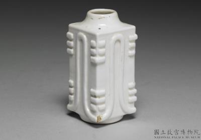 图片[2]-Shicaoping vase with Eight Trigrams decoration in white glaze, Qing dynasty (1644-1911)-China Archive